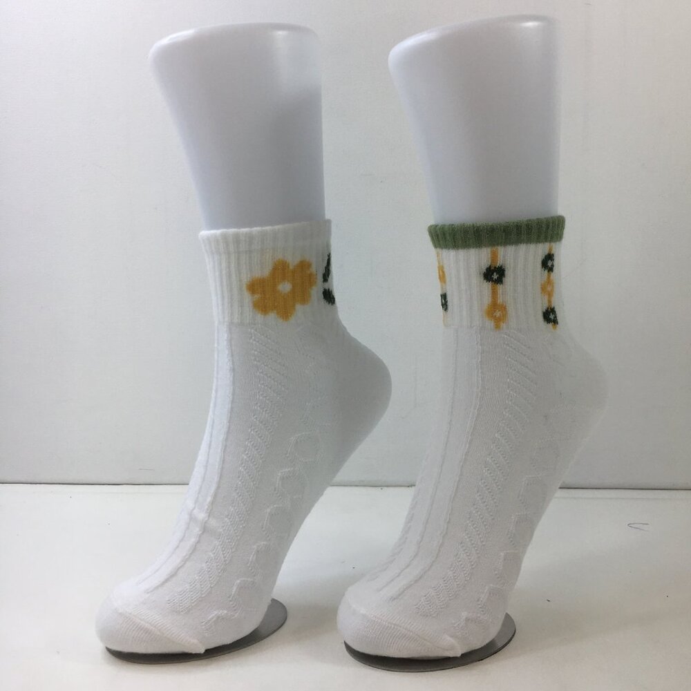 Womens Crew Socks Set 2 Textured Floral Pattern White Green Yellow